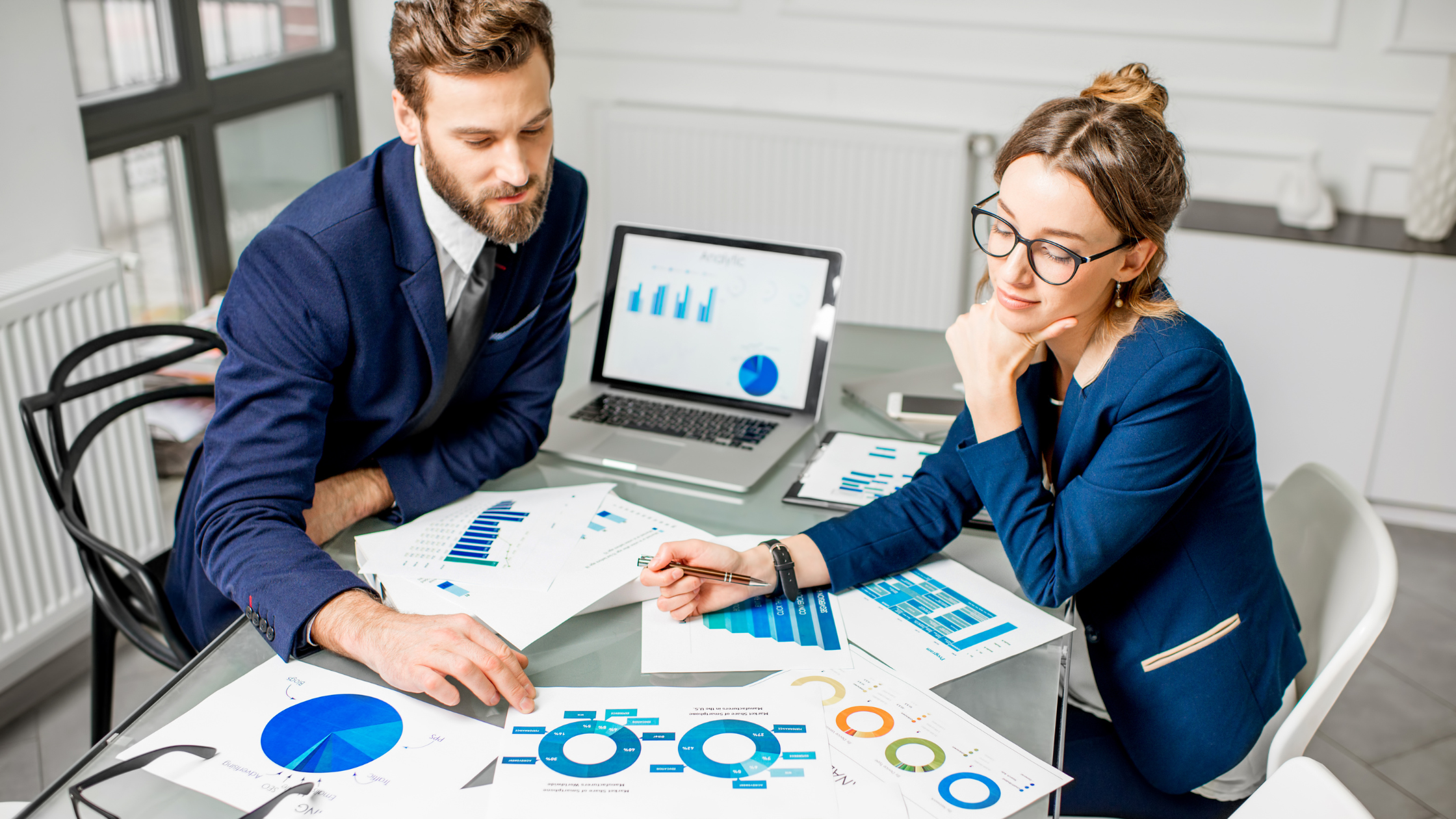 Ejecutivo comercial estrechando la mano de un cliente satisfecho en una reunión